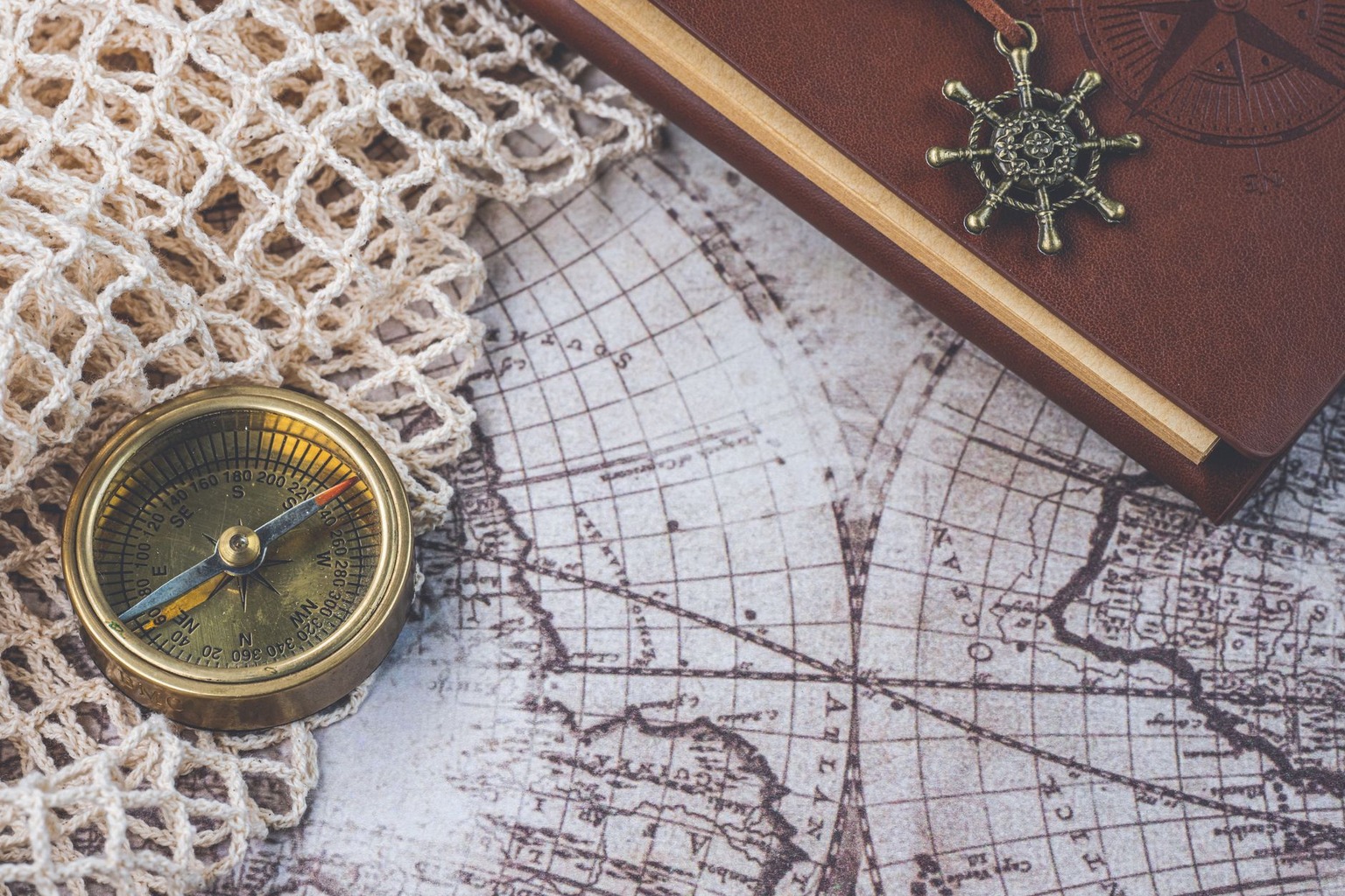 Importância do diário de bordo em viagens de iate