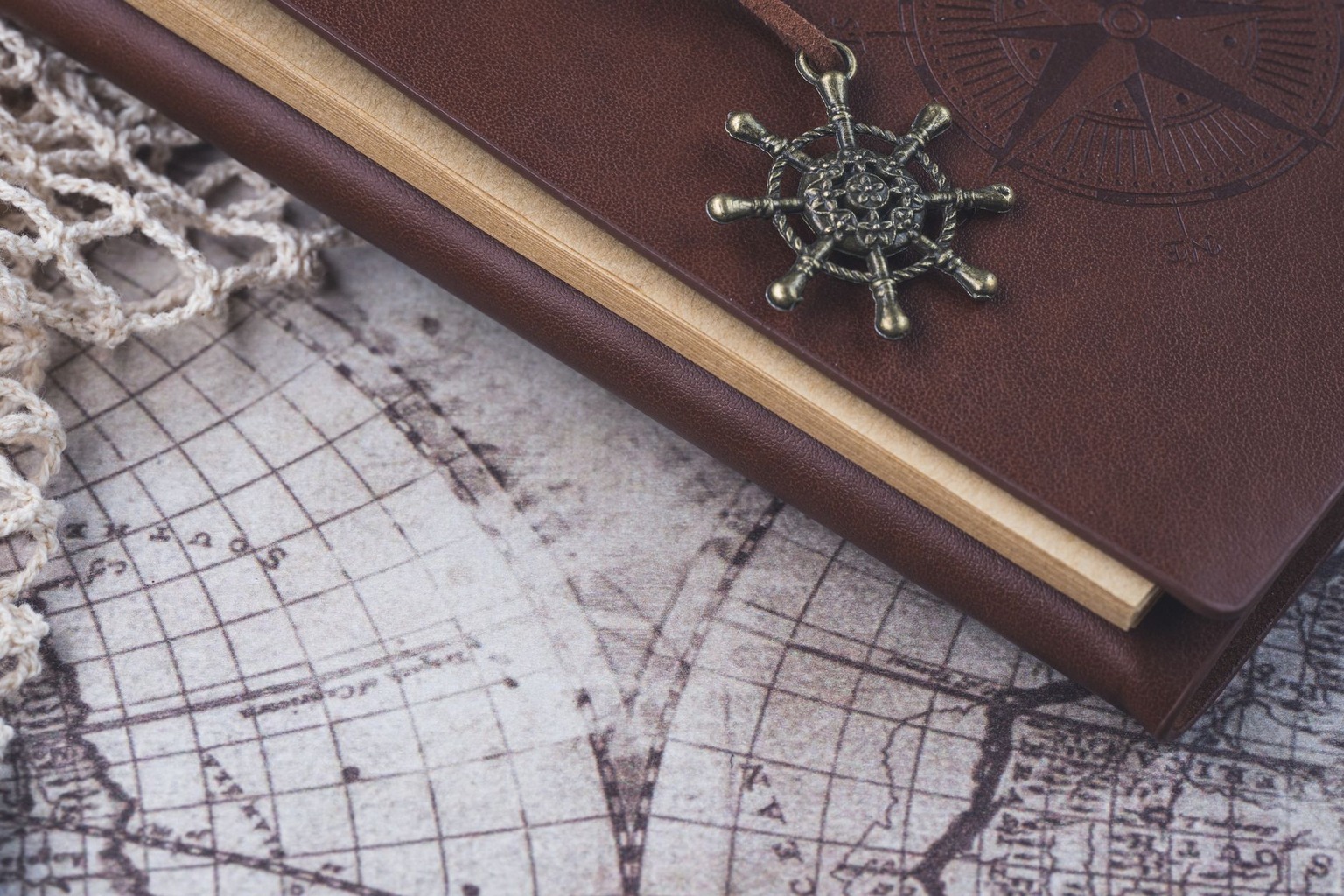 Importância do diário de bordo em viagens de iate — Usos práticos do diário em situações de emergência